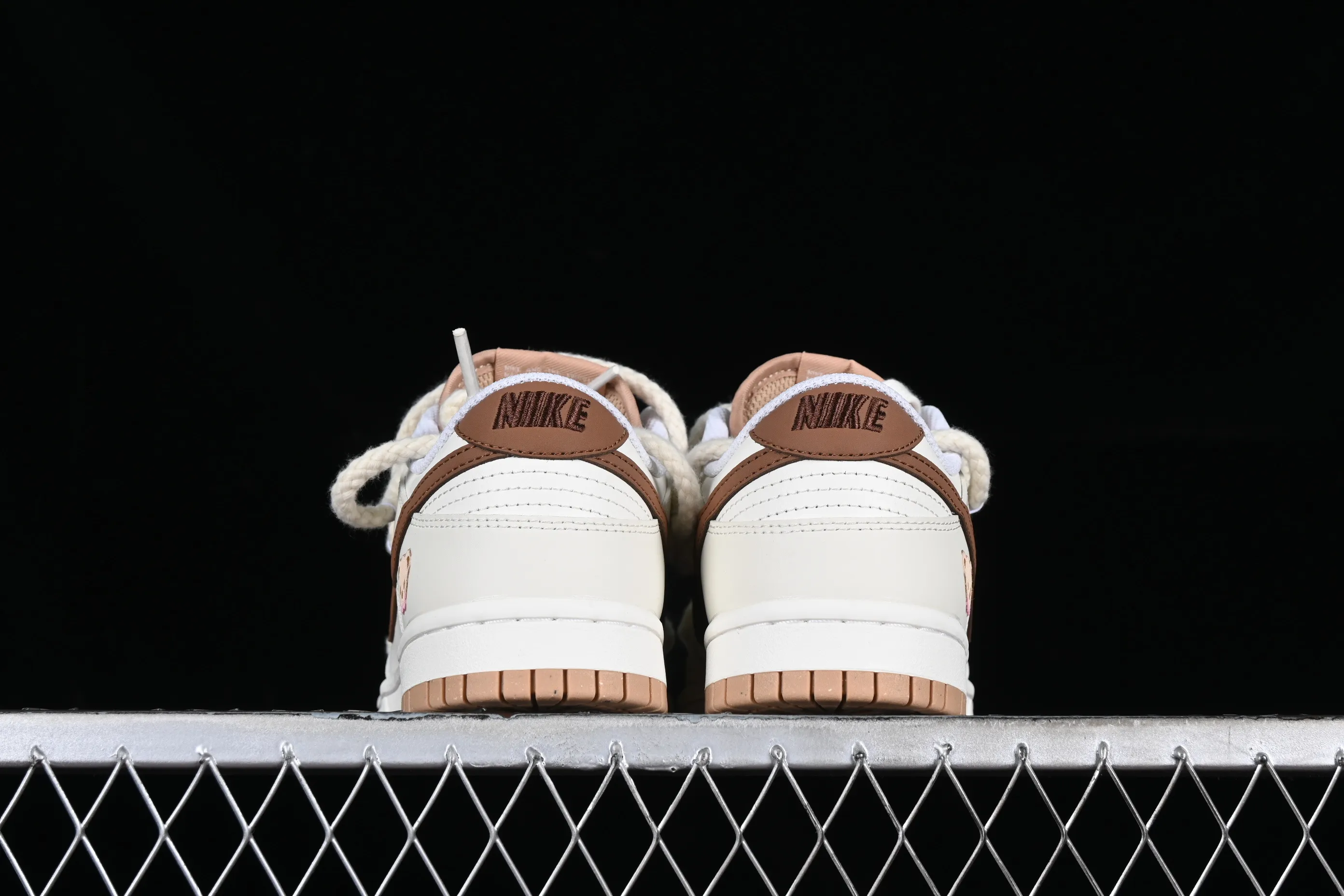 All Categories Nk SB Dunk Series Nk SB Dunk Low Low-top sneakers Nk Dunk Low Troublemaker Doll Soybean Milk Bear Maillard Simple and versatile SB strap low-top casual sneakers DD1873-200
